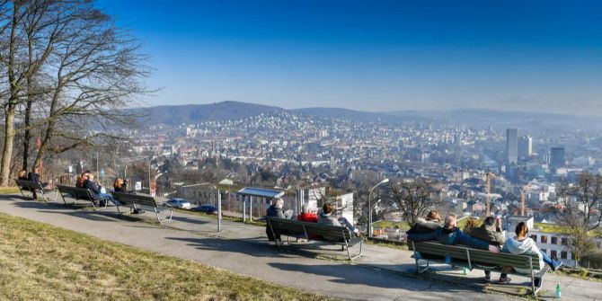 Menschen geniessen die Aussicht und das Wetter.