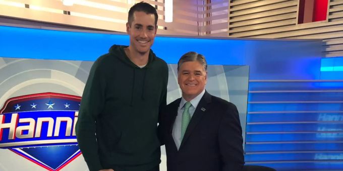 John Isner posiert mit Sean Hannity. John Isner posiert mit Sean Hannity.