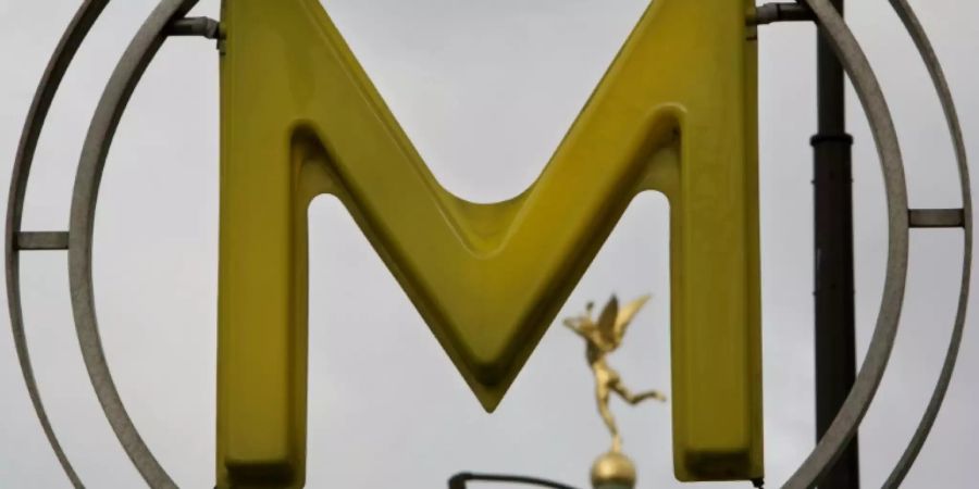 Metro-Zeichen an der Bastille