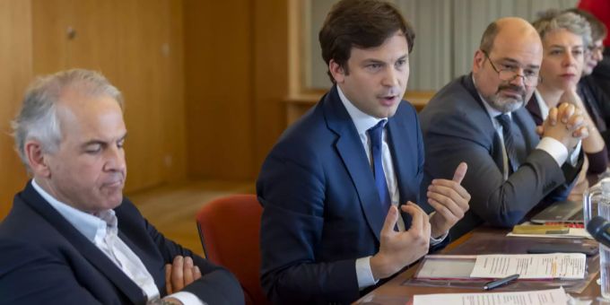 Die Genfer Stadträte Rémy Pagani (links) und Guillaume Barazzone (mitte) wurden wegen der Spesenaffäre der Stadt als Beschuldigte von der Justiz vorgeladen. Guillaume Barazzone