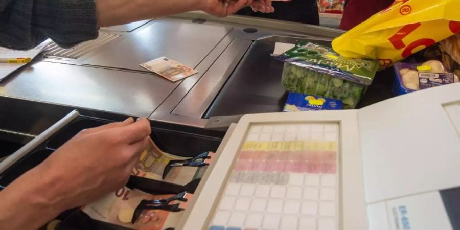 Arbeitslosengeld-Empfänger können sich einen Vorschuss von nun an auch an Supermarktkassen auszahlen lassen. Foto: Armin Weigel