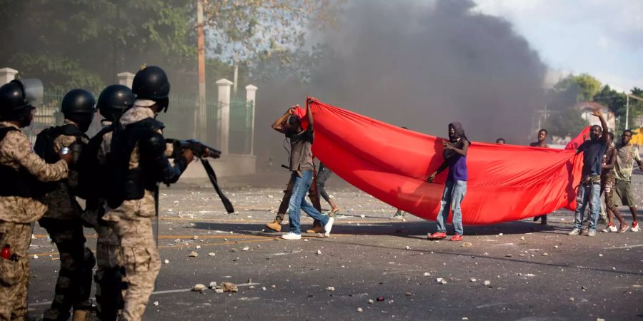 Polizisten und Demonstranten in Haiti.