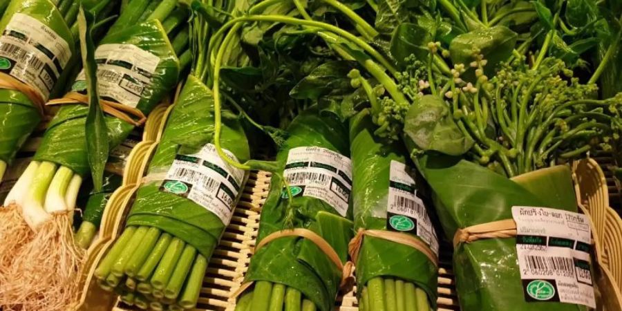 Im thailändischen Supermarkt «Rimping» wird das Gemüse wie in alten Zeiten in Bananenblätter gewickelt. Das macht eine Verpackung aus Plastik überflüssig. Foto: Perfect Homes