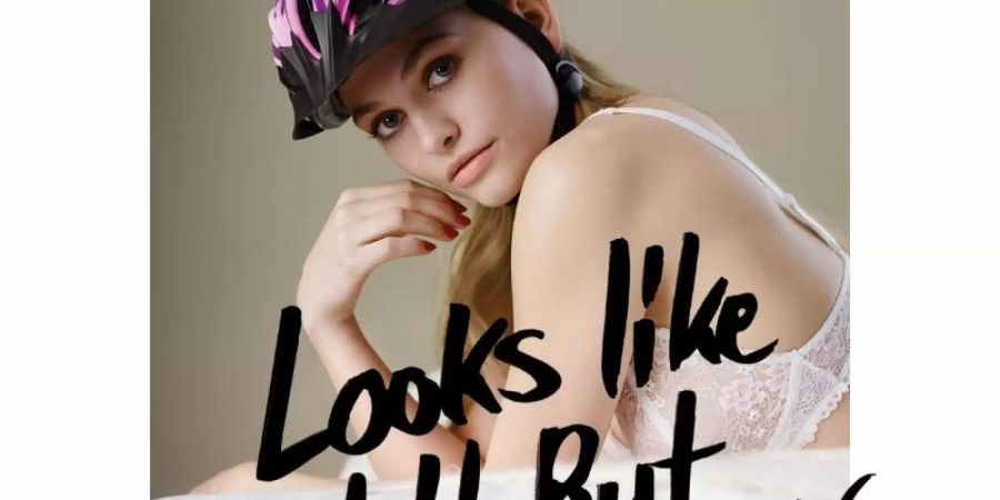 «Germany's Next Topmodel»-Kandidatin Alicija als Gesicht der Kampagne: «Looks like shit. But saves my life» wirbt für das Tragen eines Fahrradhelms. Foto: Rankin/Runter vom Gas