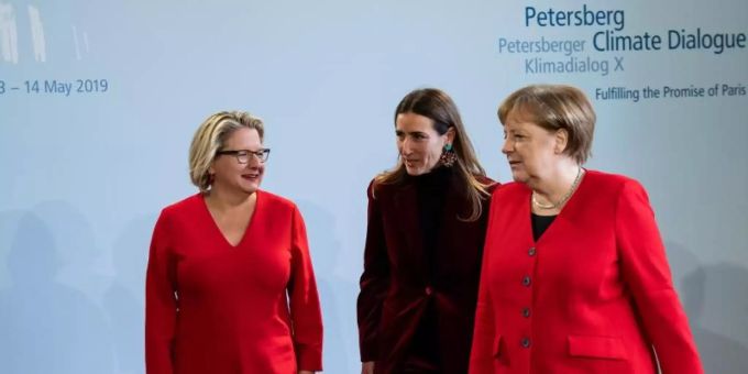 Bundeskanzlerin Merkel und Bundesumweltministerin Schulze sind beim 10. Petersberger Klimadialog mit Chiles Umweltministerin Carolina Schmidt ins Gespräch vertieft. Foto: Bernd von Jutrczenka Petersberger Klimadialog