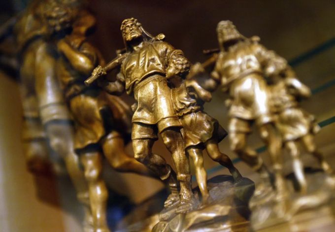 Der legendäre Willhelm Tell und sein Sohn Walterli sind an verschiedensten Orten, wie hier im März 2004 auf Souvenirs in einem Laden in Altdorf, verewigt. Wilhem Tell