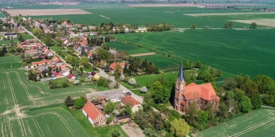 Wohnhäuser auf dem Land in Brandenburg. Foto: Patrick Pleul