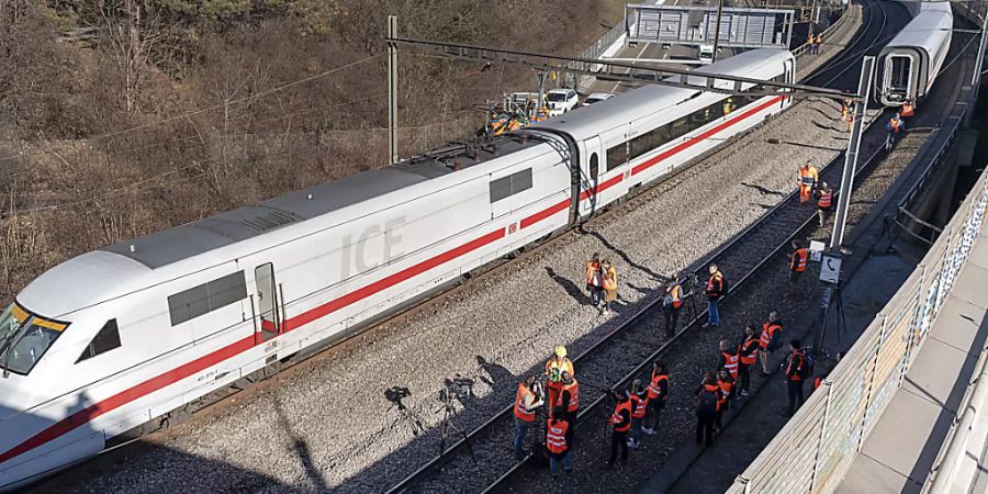 Nach einer Weichenpassage unweit der Basler Eisenbahnbrücke über den Rhein war der Triebkopf (Lok) des ICE nicht mehr auf dem gleichen Gleis unterwegs wie der Rest des Zuges. Der erste Wagen hing quer dazwischen. Hier steht er nach der Bergung wieder auf den Schienen.