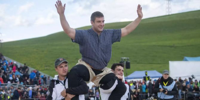 Curdin Orlik triumphiert am Emmentalisches Schwingfest.