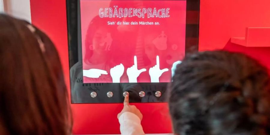 Im Brüder-Grimm-Museum können sich die jungen Besucher die Märchen «Dornröschen» und «Der gestiefelte Kater» auch in Gebärdensprache ansehen. Foto: David Seeger/Hanau Marketing