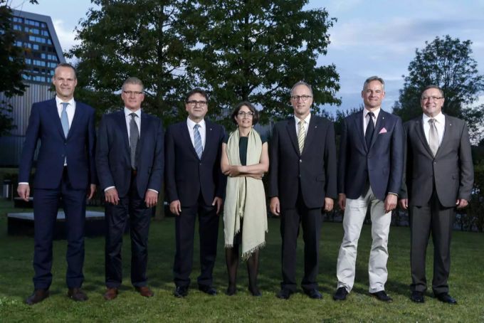 Manuela Weichelt-Picard war 12 Jahre Regierungsrätin in Zug. Dabei arbeitete sie auch mit dem durch die Auto-Affäre bekannten Beat Villiger (3.v.l.) oder Bundesrats-Anwärter Peter Hegglin (3.v.r.) zusammen. Nationalrat