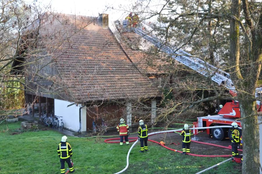 Die Feuerwehr löscht das brennende Haus