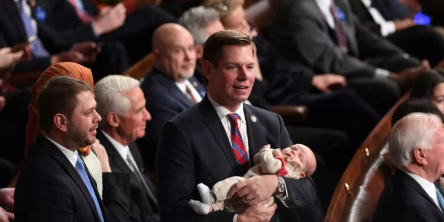 Eric Swalwell (m.) mit seinem Kind im US-Kongress