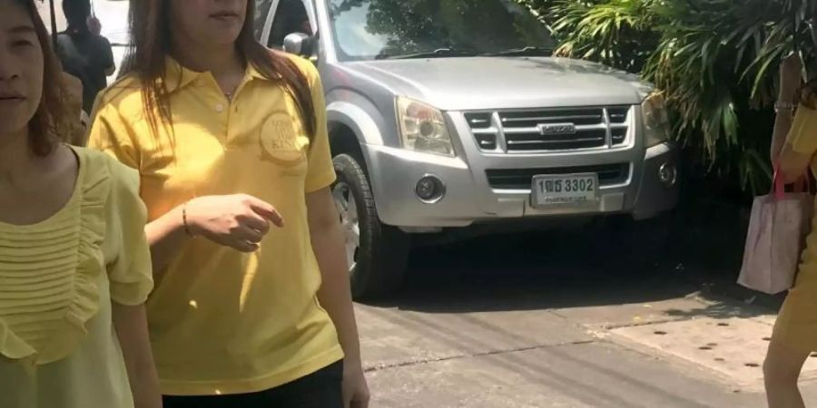Passanten in gelber Kleidung auf einer Strasse in der Hauptstadt Bangkok. Zu Ehren ihres bislang noch ungekrönten Königs M. Vajiralongkorn sollen die knapp 70 Millionen Thailänder bis Ende Juli gelbe Kleidung tragen. Foto: Christoph Sator