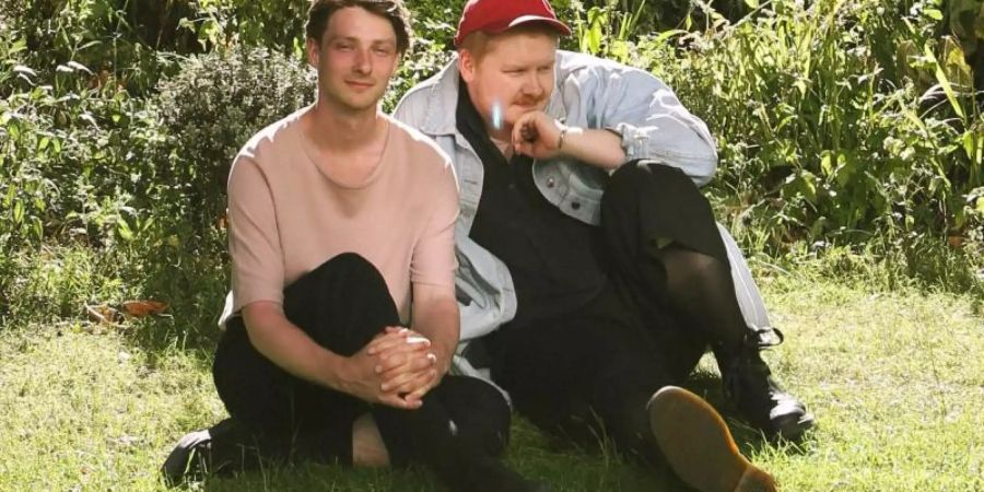 Die Musiker Stephen Fitzpatrick und Audun Laading von der britischen Indie-Band Her's. Die beiden Mitglieder der aus Liverpool stammenden Band und ihr Tourmanager sind bei einem Verkehrsunfall im US-Bundesstaat Arizona ums Leben gekommen. Foto: Neelam Khan Vela/Heist or Hit