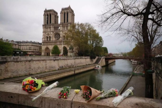 Touristen haben der Notre-Dame in Paris Blumen gebracht. notre-dame