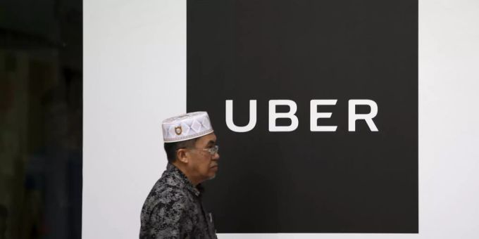 Ein Mann läuft an einem Büro von Uber vorbei. Die US-Firma hat vor Gericht gegen einen ehemaligen Uber Fahrer verloren. Uber fahrer