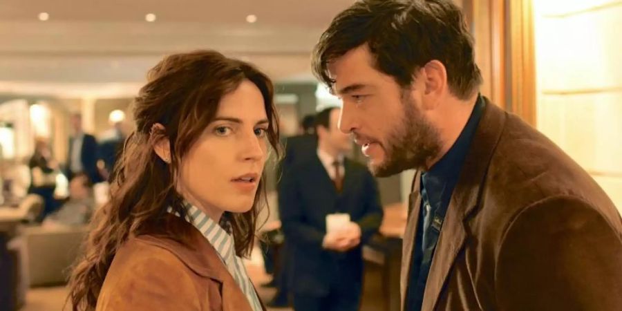 Die Journalistin Aurice Köhler (Antje Traue) und der Geheimagent Martin Behrens (Ronald Zehrfeld) kommen sich näher. Foto: Prokino Filmverleih GmbH
