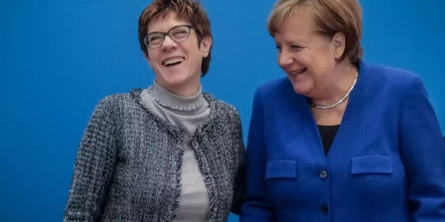 Annegret Kramp-Karrenbauer und Angela Merkel (CDU)