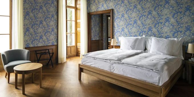 Im Schloss Schadau am Thunersee wurden bei bei der umfangreichen Sanierung auch neun Hotelzimmer eingerichtet. Im Schloss Schadau am Thunersee wurden bei bei der umfangreichen Sanierung auch neun Hotelzimmer eingerichtet.