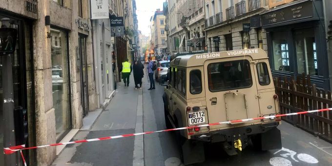 Ein Fahrzeug der französischen Anti-Terror-Einheit «Vigipirate Mission» steht in der Nähe des abgesperrten Tatorts in Lyon (F). Explosion in Lyon