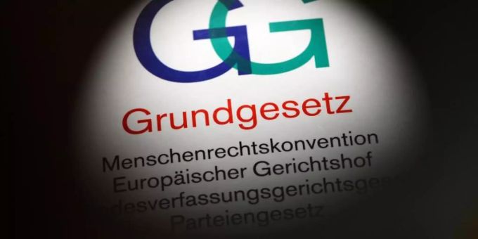 In offiziellen Reden wird das Grundgesetz gern ein «Glücksfall» genannt. Auch in der Bevölkerung ist die Zustimmung in Umfragen hoch. Aber was wissen die Deutschen über ihre Verfassung? Foto: Jens Kalaene In offiziellen Reden wird das Grundgesetz gern ein «Glücksfall» genannt. Auch in der Bevölkerung ist die Zustimmung in Umfragen hoch. Aber was wissen die Deutschen über ihre Verfassung? Foto: Jens Kalaene