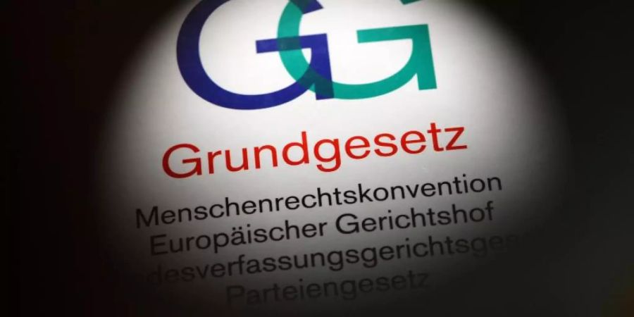 In offiziellen Reden wird das Grundgesetz gern ein «Glücksfall» genannt. Auch in der Bevölkerung ist die Zustimmung in Umfragen hoch. Aber was wissen die Deutschen über ihre Verfassung? Foto: Jens Kalaene