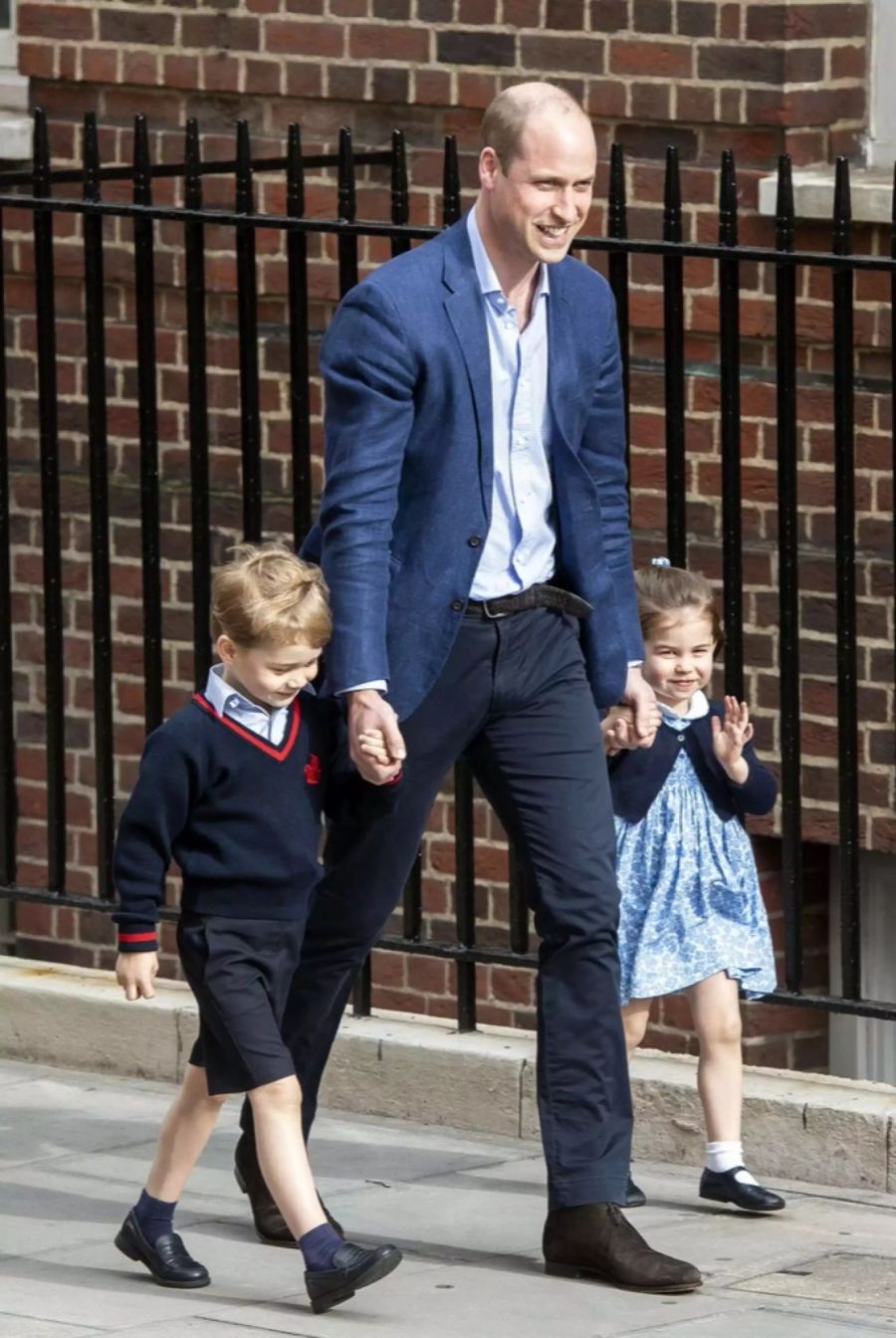 William besucht nach der Geburt von Prinz Louis mit seinen beiden älteren Kindern das Spital.