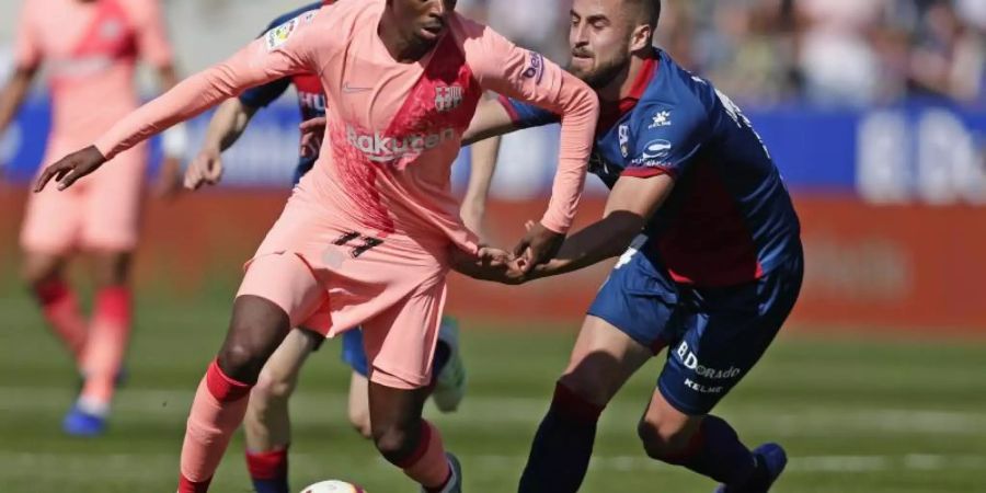 FC Barcelona Ousmane Dembele (M) im Zweikampf mit SD Huescas Jorge Pulido (r). Foto: Manu Fernandez/AP