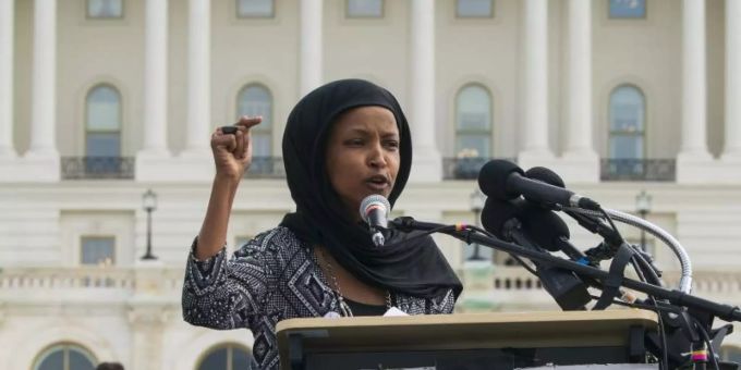 Die demokratische Abgeordnete Ilhan Omar Mitte März bei einem Auftritt vor dem Kapitol. Foto: J. Scott Applewhite/AP Ilhan Omar