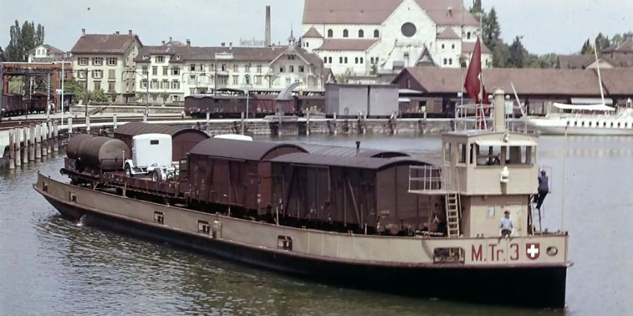 Eines der Trajektschiffe in den 1950-er Jahren im Hafen von Romanshorn.