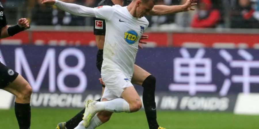 Der Berliner Ondrej Duda und Frankfurts David Abraham kämpfen im Laufduell um den Ball. Foto: Thomas Frey