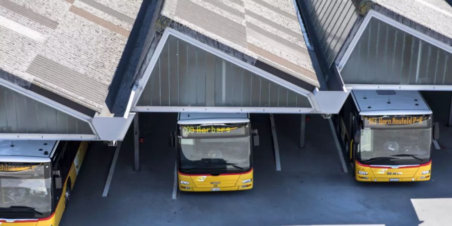 Postautos am Hauptbahnhof in Bern. (Archivbild)