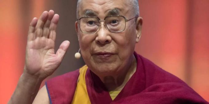 Der Dalai Lama fühlt sich sehr gut. Foto: Boris Roessler Der Dalai Lama fühlt sich sehr gut. Foto: Boris Roessler