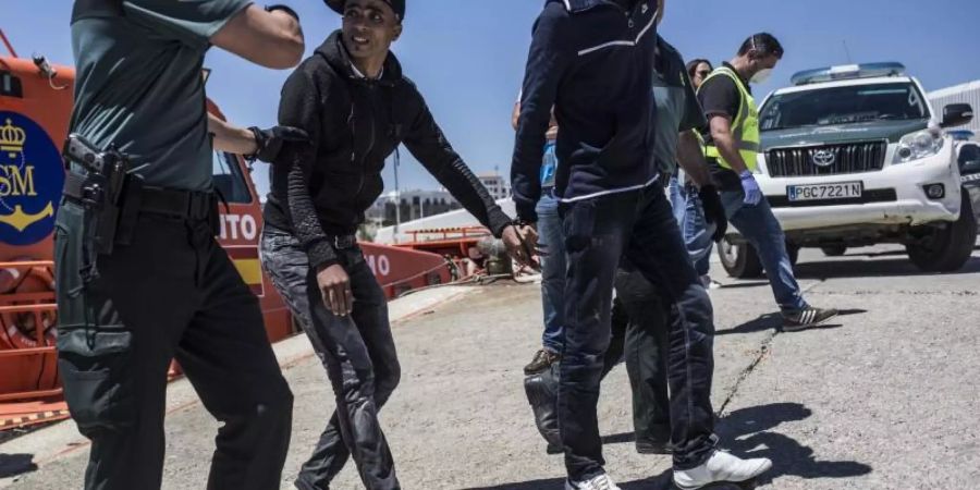 Zwei Migranten aus Nordafrika kommen nach ihrer Rettung in der Strasse von Gibraltar im Hafen von Tarifa in Spanien an. Foto: Javier Fergo/Archiv