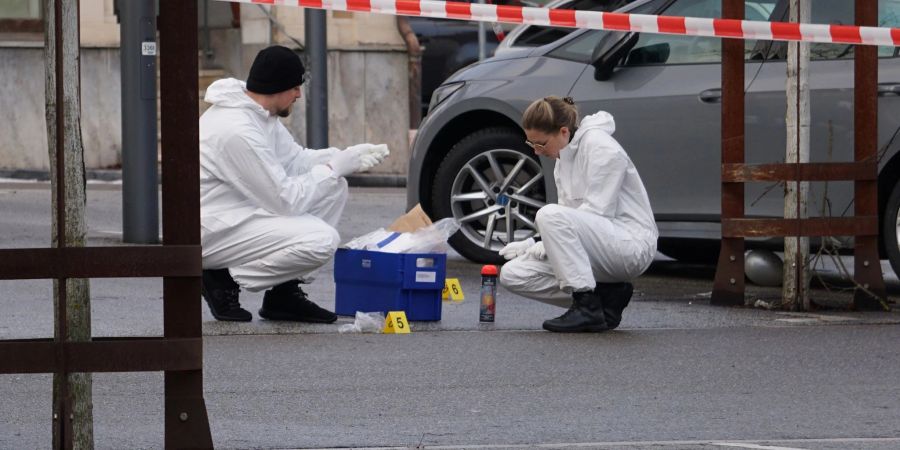 Mitarbeiter der Kriminaltechnik der Polizei sichern Spuren an einem abgesperrten Tatort in Albstadt (Zollernalbkreis).