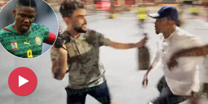 Legende hässig - Kameruns Samuel Eto'o tritt in Katar Fotografen nieder