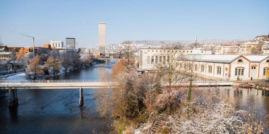 Blick auf die Limmat und rechts im Bild das Laufkraftwerk Letten. - Stadt Zürich