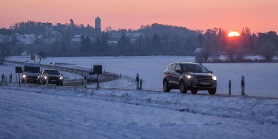 Frostiger Start: Wer zu einer längeren Autofahrt im Winter aufbricht, sollte sein Fahrzeug vollgetankt und durchgecheckt haben.