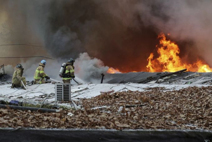 Einsatzkräfte versuchen die Flammen in einer Barackensiedlung in Seoul zu löschen. Südkorea
