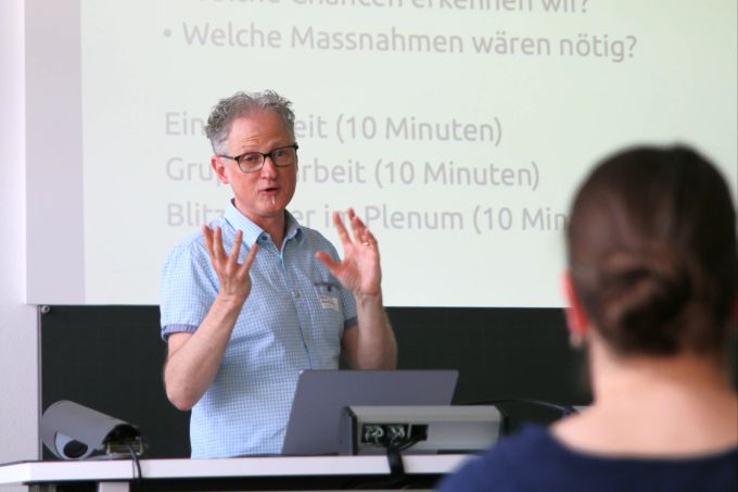 Oliver Merz im Einsatz als Referent an einer Fachtagung. Inklusion