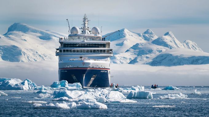 Expeditionsschiff «Hanseatic Nature» vor Cuverville Island in der Antarktis. Schiff Eisberg Arktis Kreuzfahrt