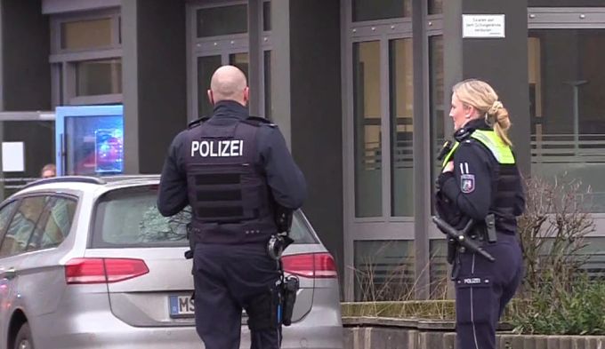Die Mordkommission hat die Ermittlungen übernommen. Schüler LEhrerin Messer