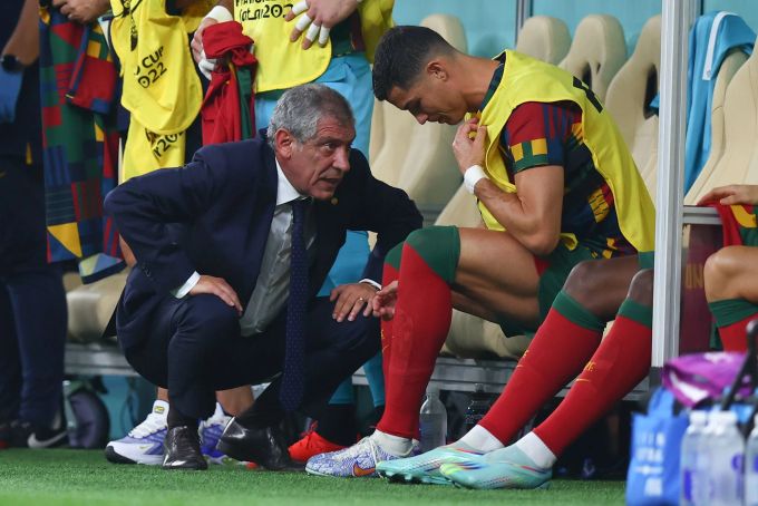 Portugals Trainer Fernando Santos spricht kurz vor dessen Einwechselung mit Cristiano Ronaldo. WM 2022