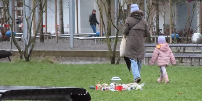Mitschüler und Eltern legten auf der Wiese neben der Schule Blumen nieder.