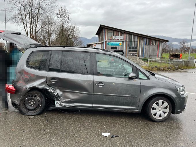 An den Fahrzeugen entstand ein Sachschaden. An den Fahrzeugen entstand ein Sachschaden.