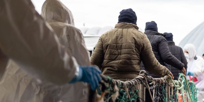 Menschen gehen in Italien von Bord des Rettungsschiffes Sea-Eye 4. Menschen gehen in Italien von Bord des Rettungsschiffes Sea-Eye 4.