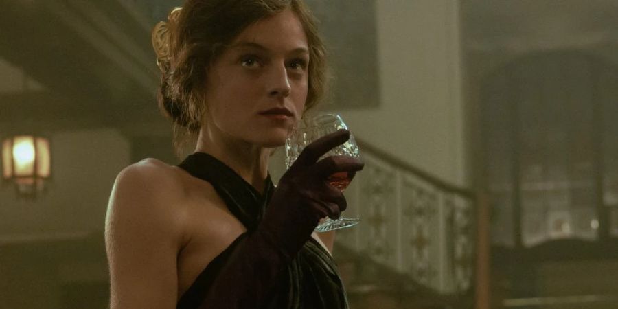 «The Crown»-Star Emma Corrin spielt in «Lady Chatterleys Liebhaber» Hauptfigur Lady Constance Chatterley.