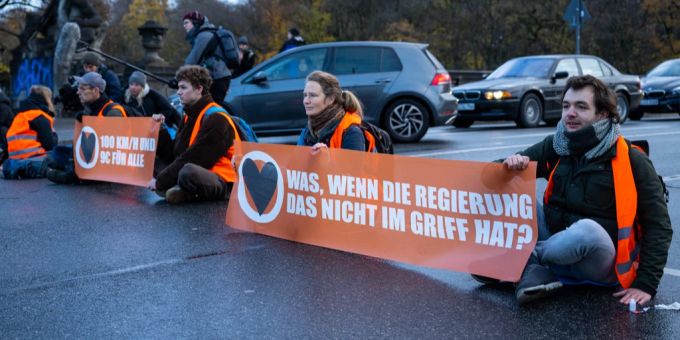 Blockieren Verkehr - Soziologe: Mittel der Klimakleber sind «mild»