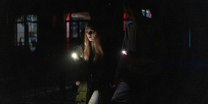 Spaziergang im Dunkeln: Ein junges Paar im Stadtzentrum von Kiew. kiew